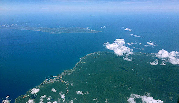 屋久島（手前）と種子島（奥）
