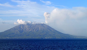 噴煙を上げる桜島
