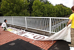 きのこ展の横断幕設置風景