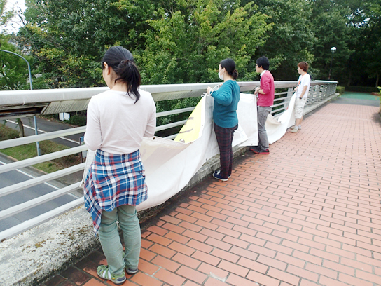 きのこ展横断幕設置の様子2