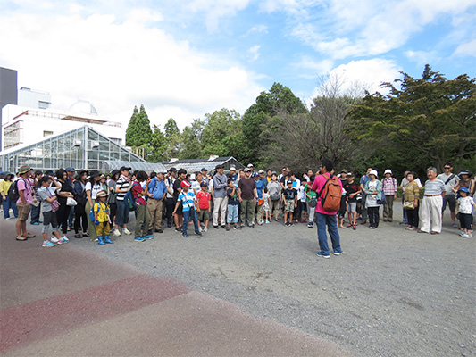 園内きのこ案内の様子