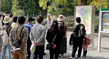 ボランティアによる植物園案内の様子