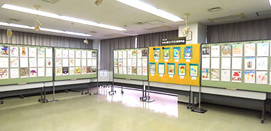 きのこ画コンテスト応募作品展示の様子